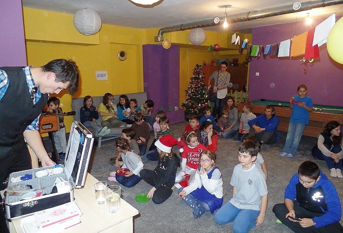 Zdjęcie ze świątecznego spotkania Fundacji — Mikołajki 2016 w Środowiskowym Ognisku Wychowawczym TPD na Ursynowie